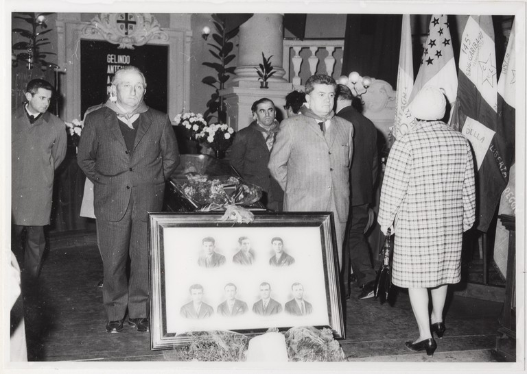 Gattatico-Reggio Emilia, 27-30 marzo 1970, Funerali di Alcide Cervi, camera ardente di Alcide nella Sala del Tricolore di Reggio Emilia, picchetto d'onore